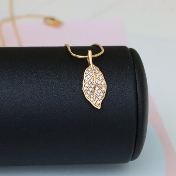 "Elegant Leaf Design Rose Gold Pendant with Sparkling White Stones, XPPT1868 - Picture 12 of 13